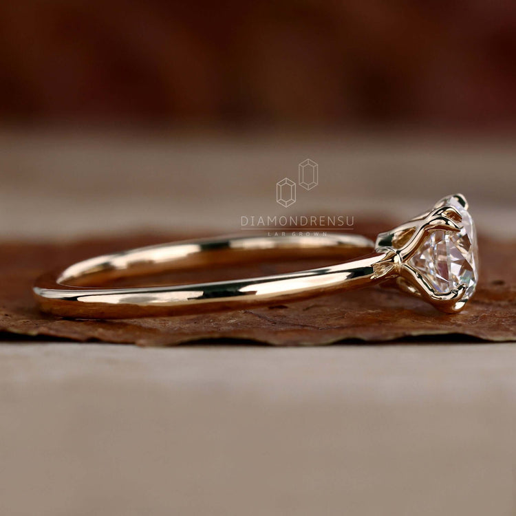 Double claw prong engagement ring with a round diamond centrepiece and sleek craftsmanship.