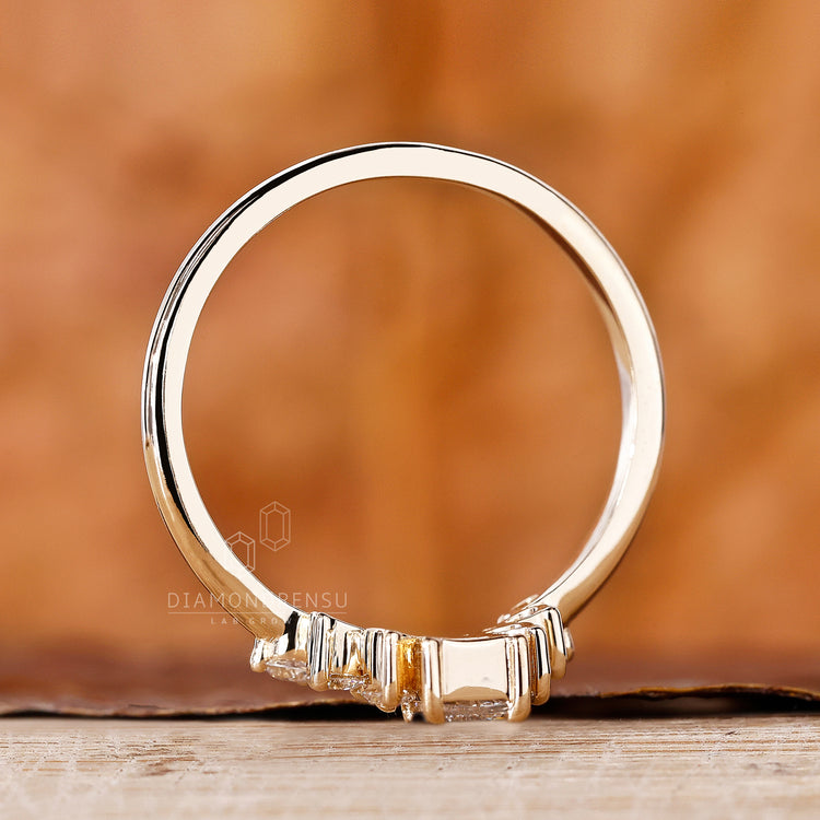 Yellow gold wedding band with round diamond
