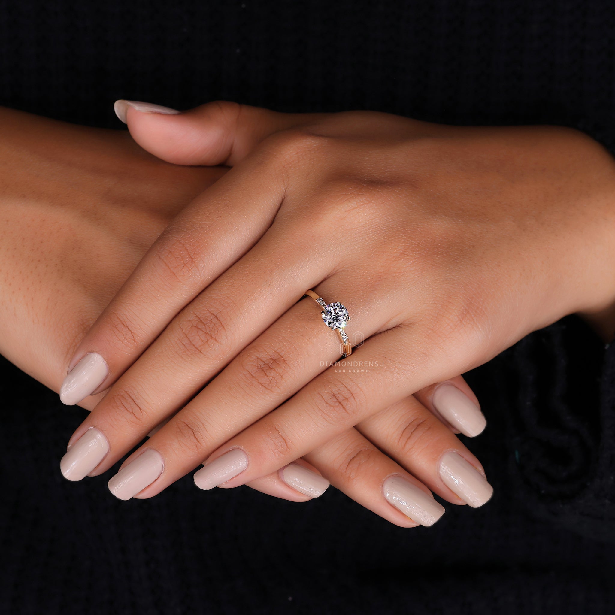 Prong setting ring showcasing a stunning diamond.