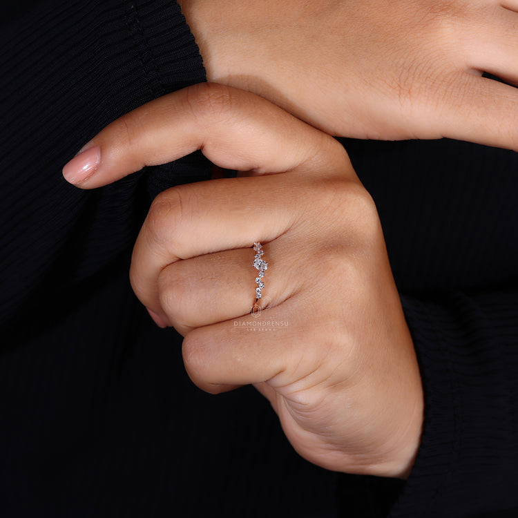 4 prong setting oval diamond ring design.