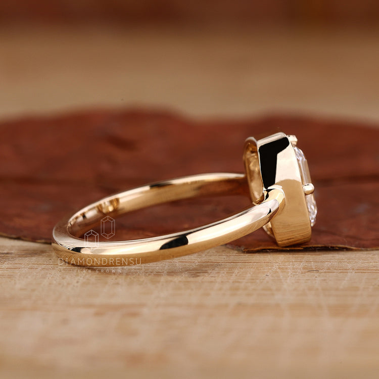 Prong setting is used to place the emerald cut stone.