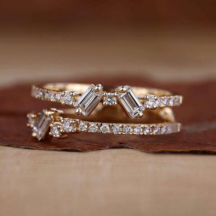 Diamond and baguette wedding band in yellow gold