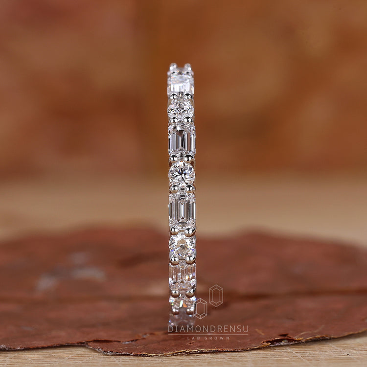 Diamondrensu UK white gold wedding band.