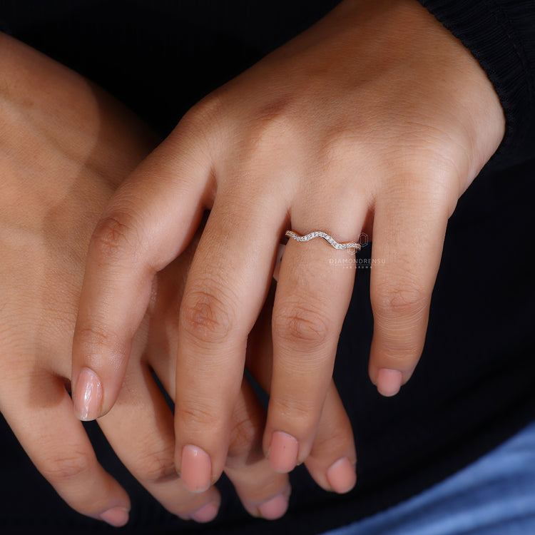 Lab grown round cut diamond wave band