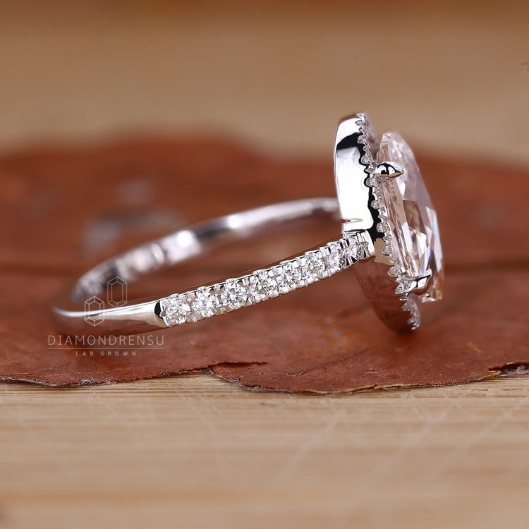 Round cut halo pave setting held by 4 prong setting.