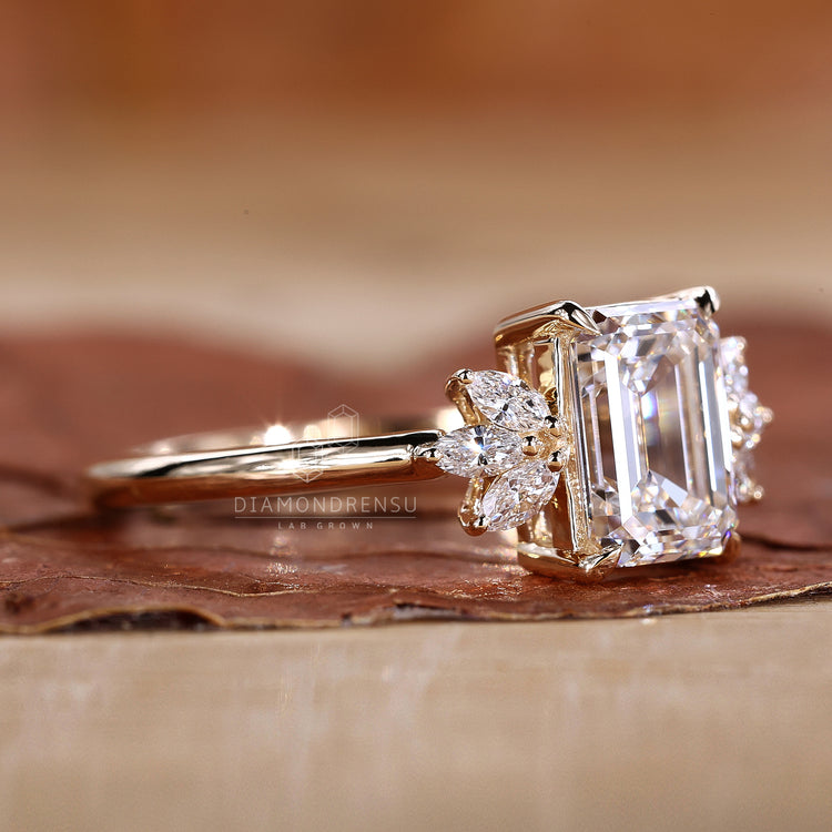 4 claw prong setting for emerald cut diamond.