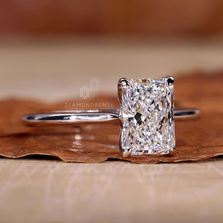 Solitaire ring made with precision, ideal as an engagement ring for women.