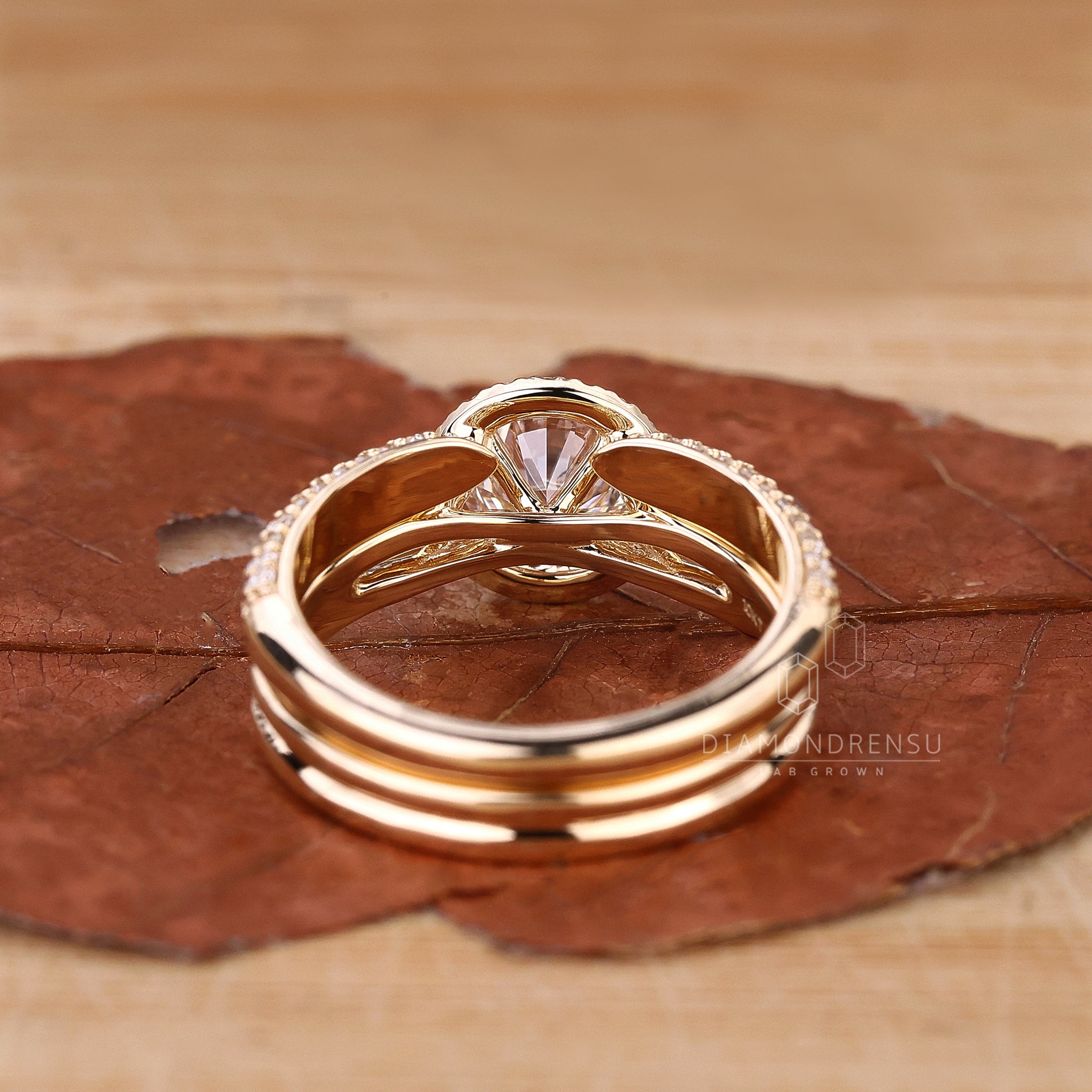 Lab grown round diamond bridal set.