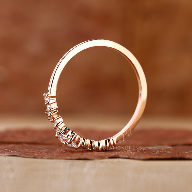 Buy engagement ring with oval and round cut.