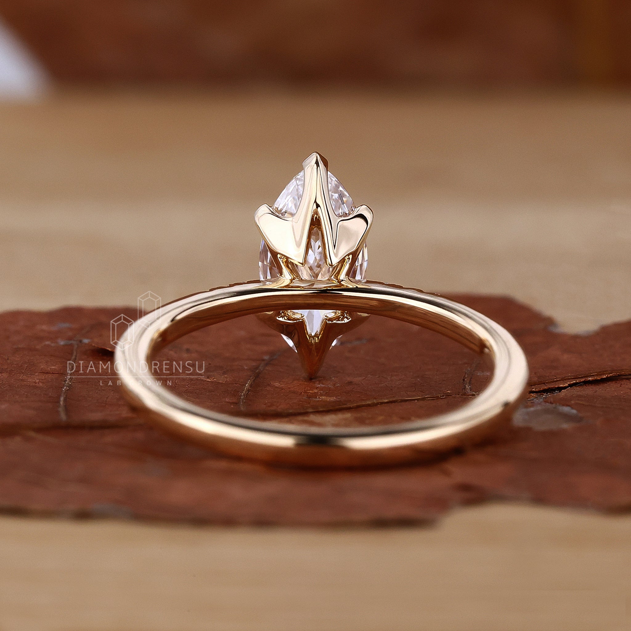 Classic 4 prong claw setting for a secure diamond fit.