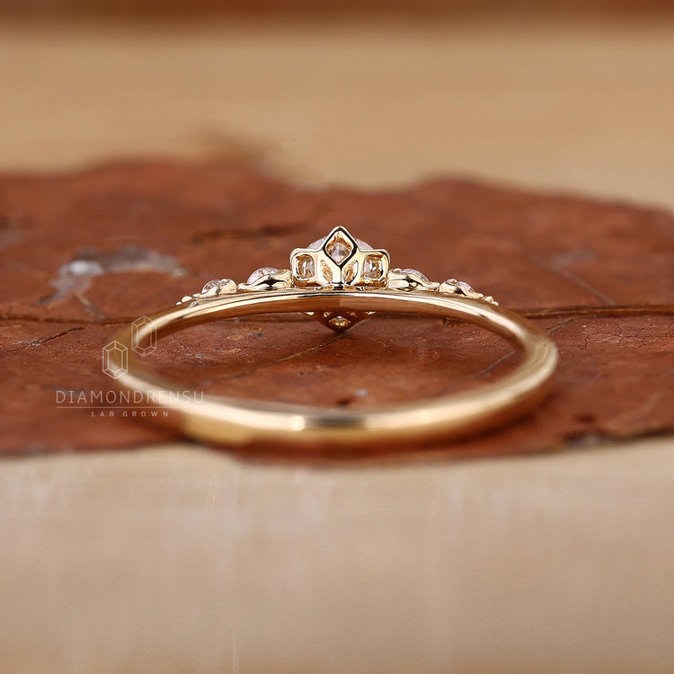 6 claw prong setting round diamond ring.