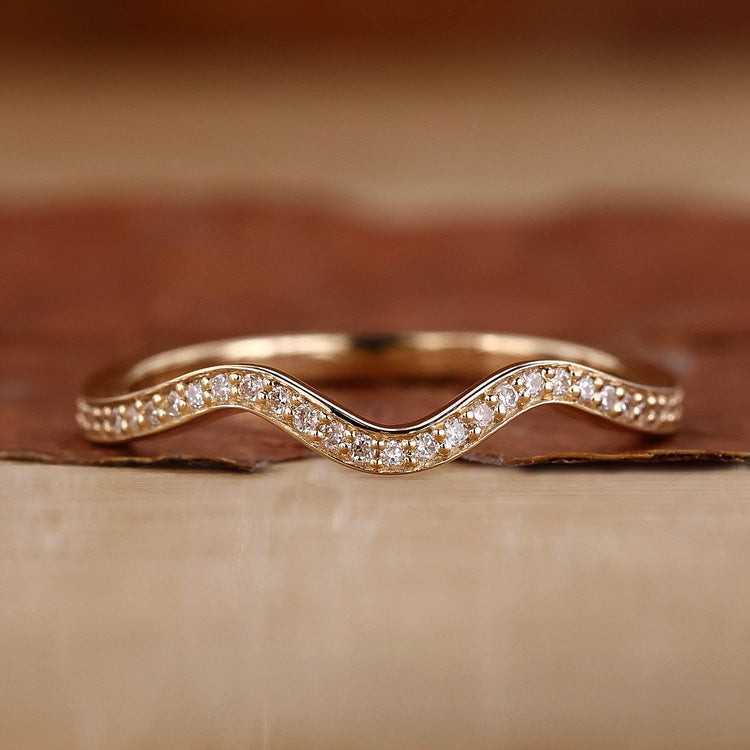 Curved Wedding Band In Round Cut Diamond