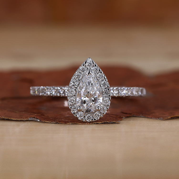 Pear diamond ring in white gold.