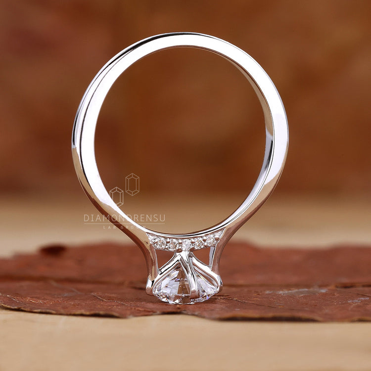 Round diamond engagement ring in a timeless design.