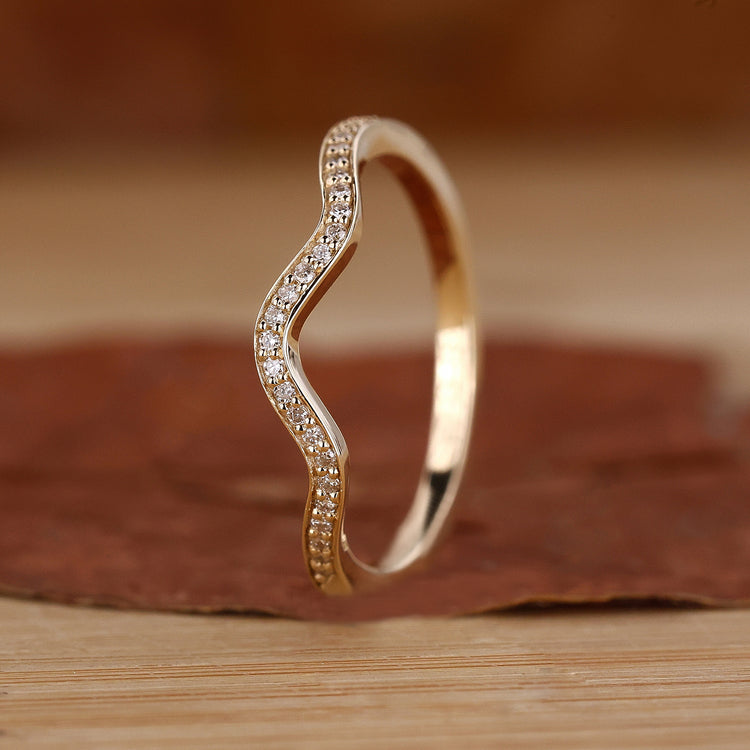 Curved diamond wedding band in yellow gold