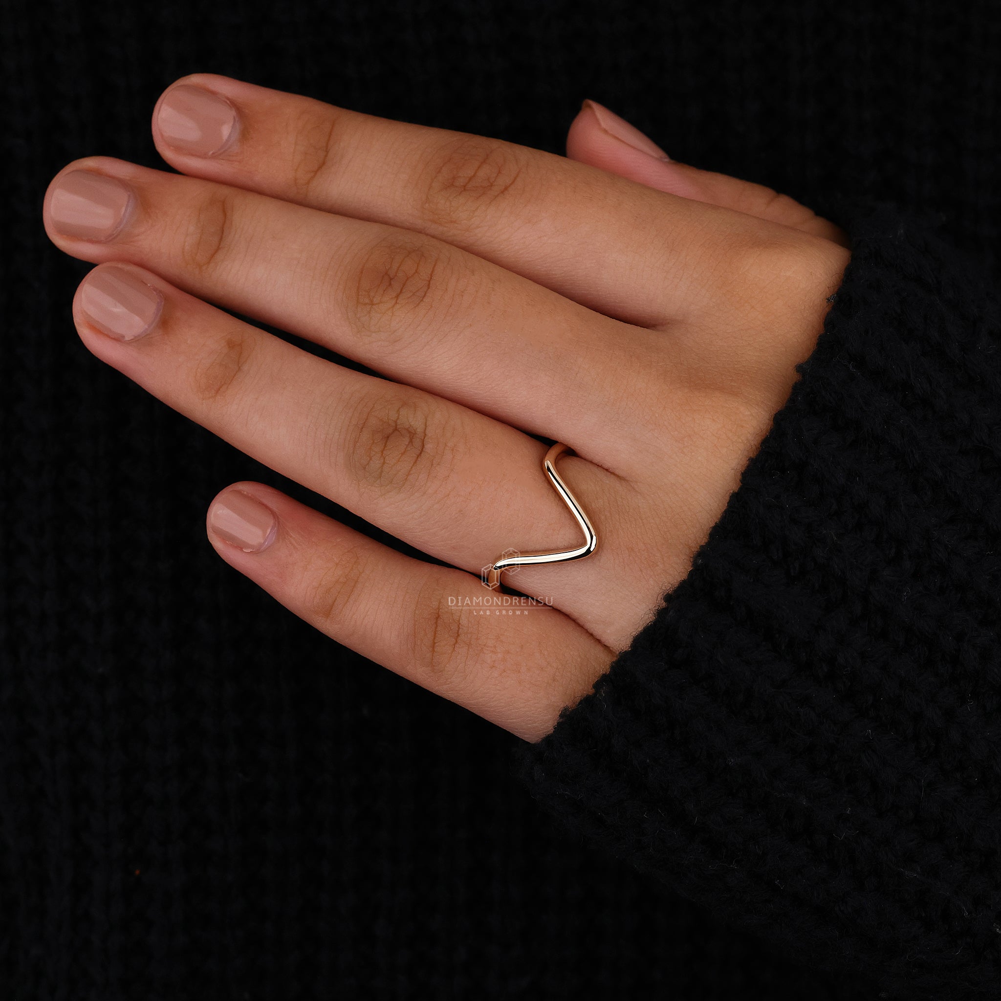 Diamondrensu UK band featuring a clean chevron design in yellow gold.