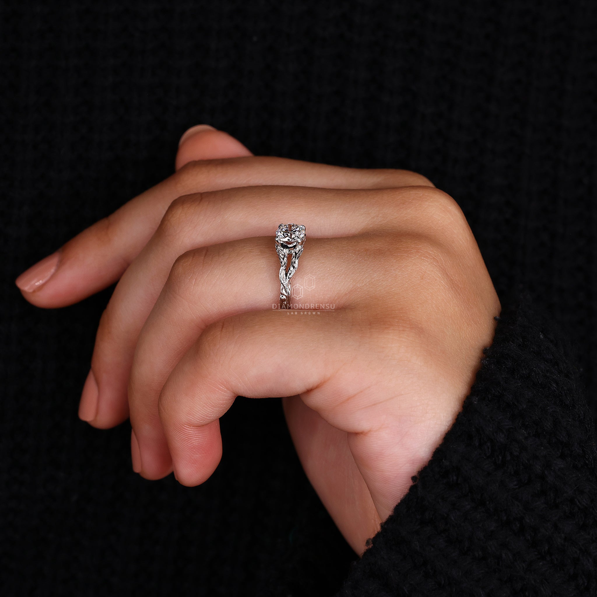 Solitaire diamond ring in round cut diamond ring