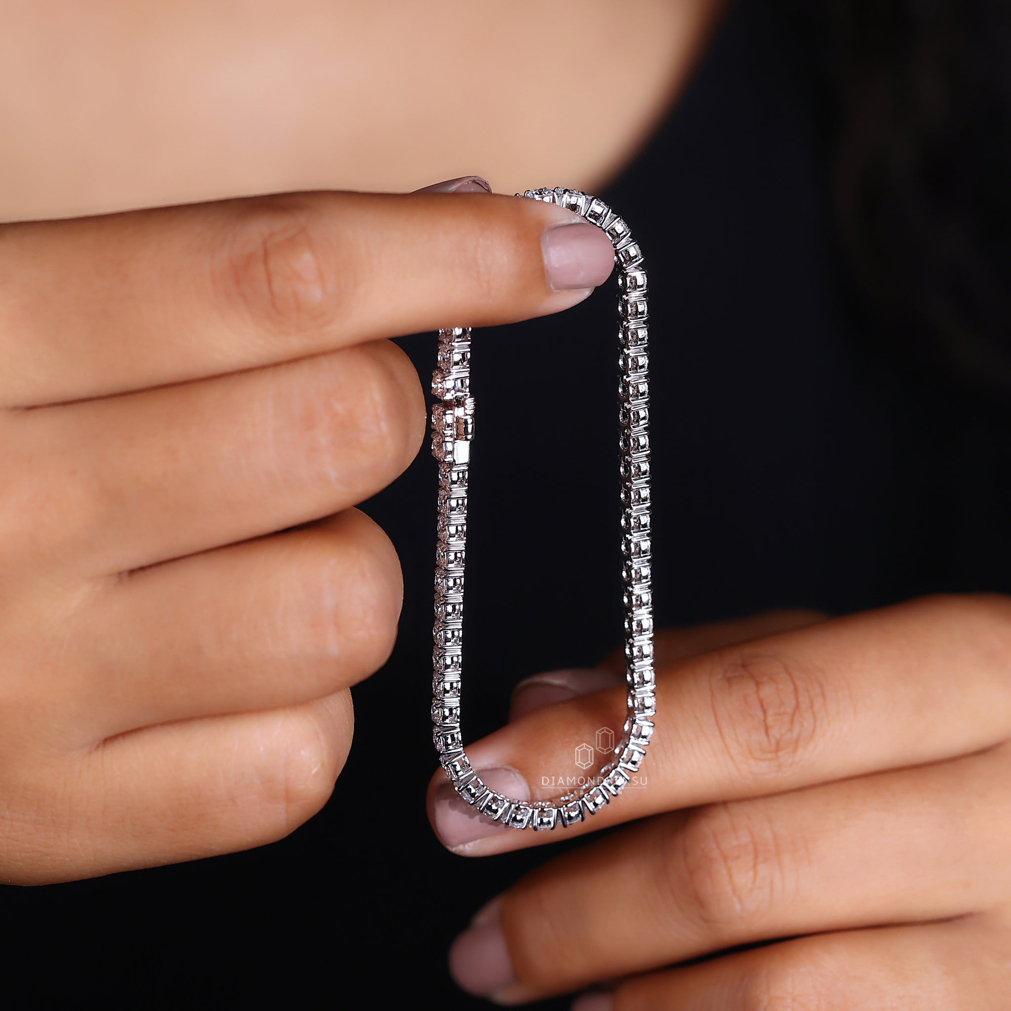 Diamondrensu UK bracelet in gold with a classic tennis style.
