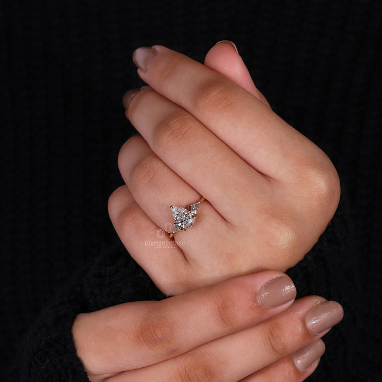 Diamondrensu UK engagement ring with claw prong ring