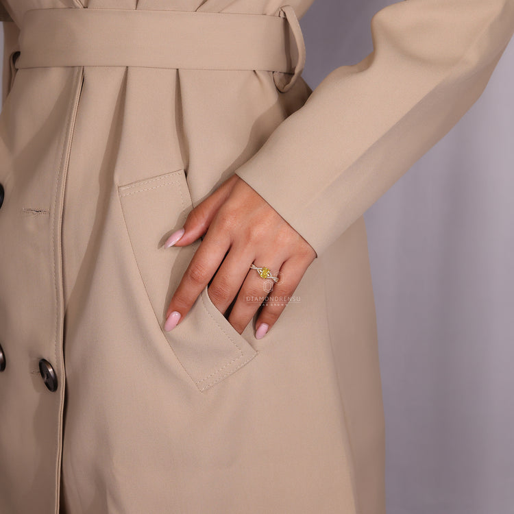 Prong setting used across yellow gold and round diamonds.