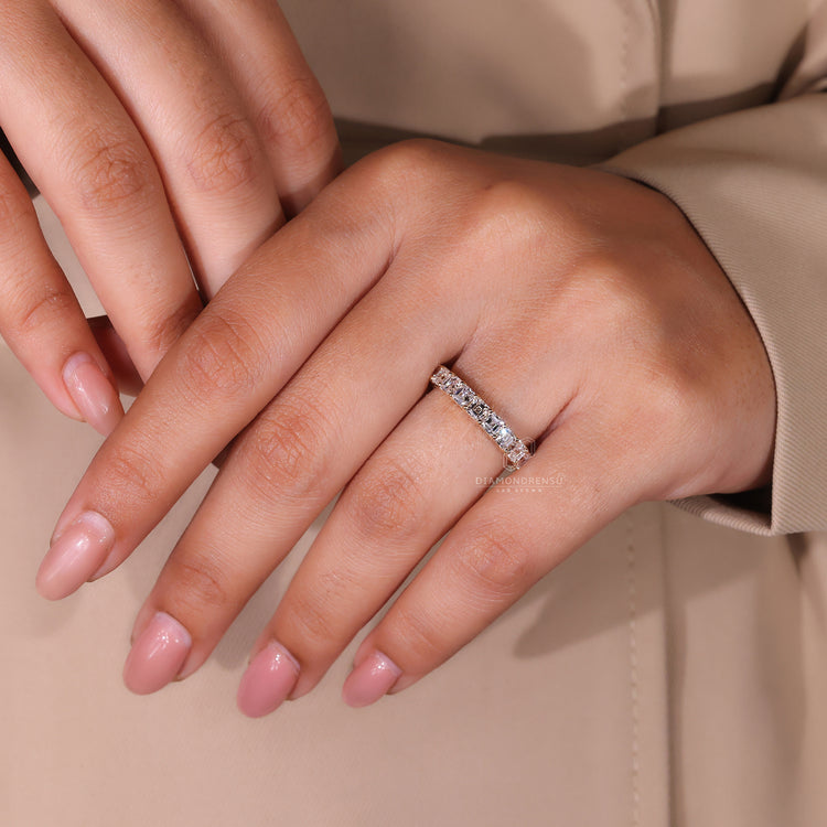 Wedding band UK in yellow gold.