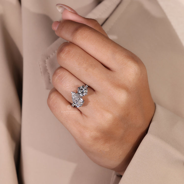 Classic solitaire diamond ring in white gold with claw prongs.