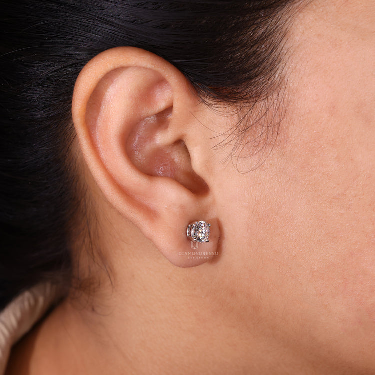 Basket setting diamond stud earrings.