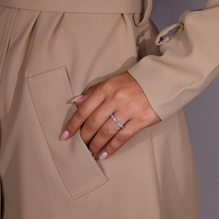 Round diamond band in white gold