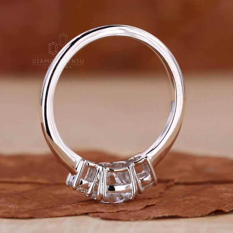 Diamond engagement ring with a 1 carat diamond ring design, perfect for a minimalist and elegant style.