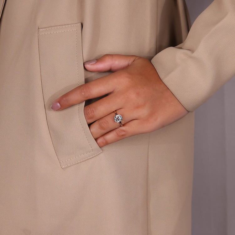 Diamondrensu UK engagement ring with fine detailing.