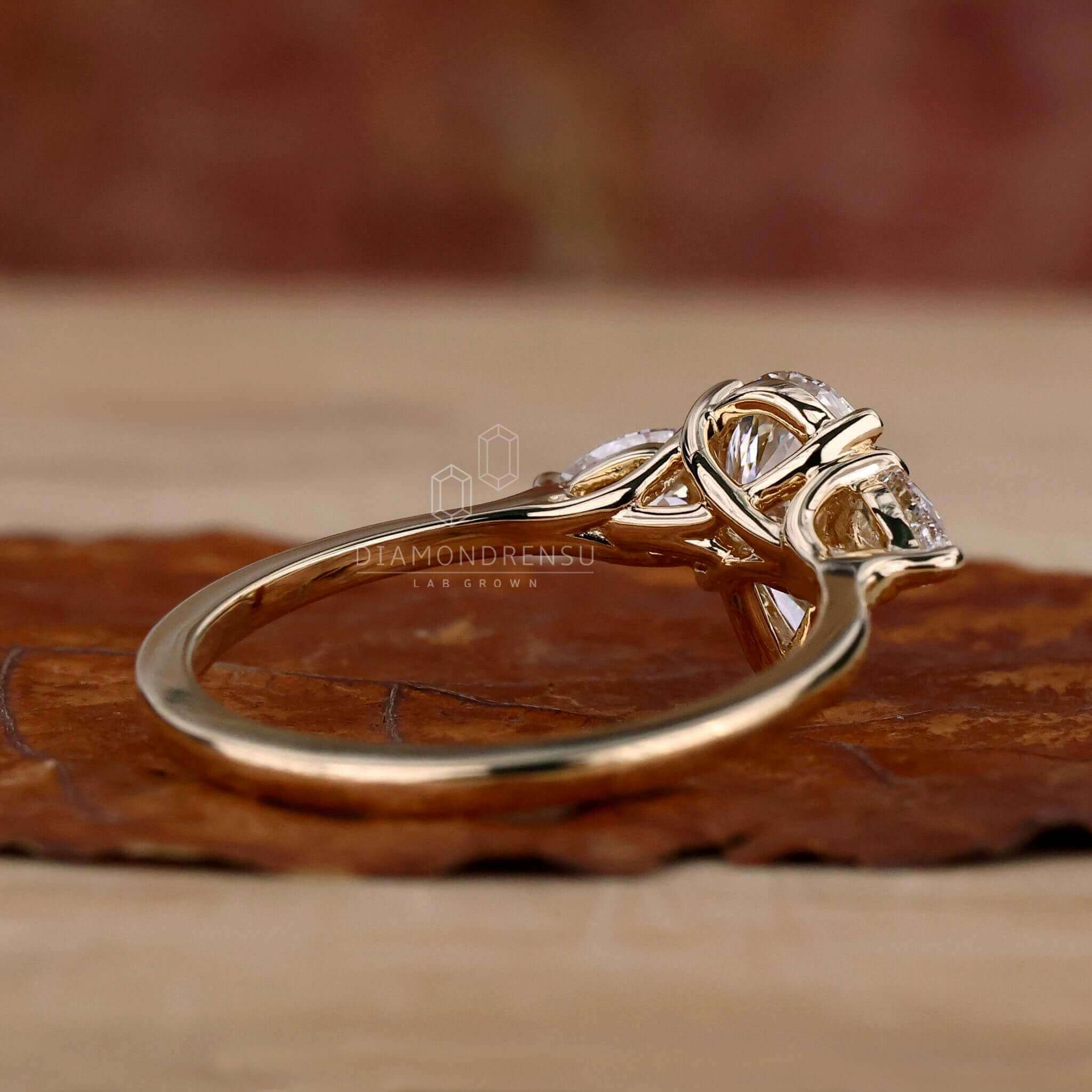Diamondrensu UK engagement ring with pear diamond details.