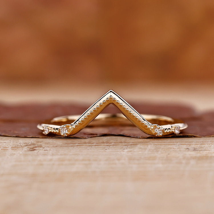 V-shaped wedding ring in yellow gold.