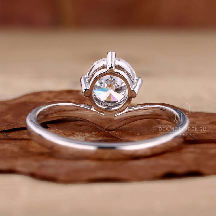 Modern v shape ring with a timeless design.