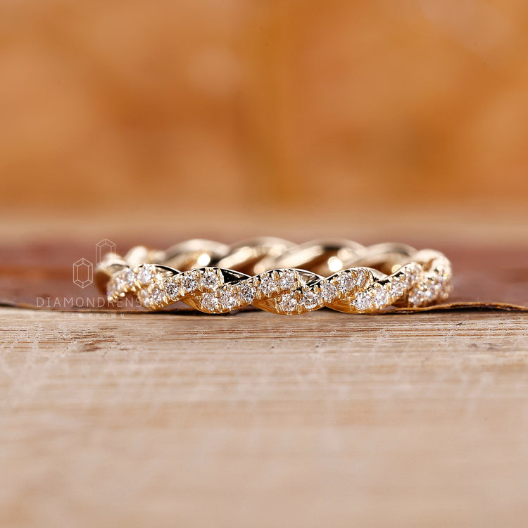 Diamondrensu UK twisted wedding band.