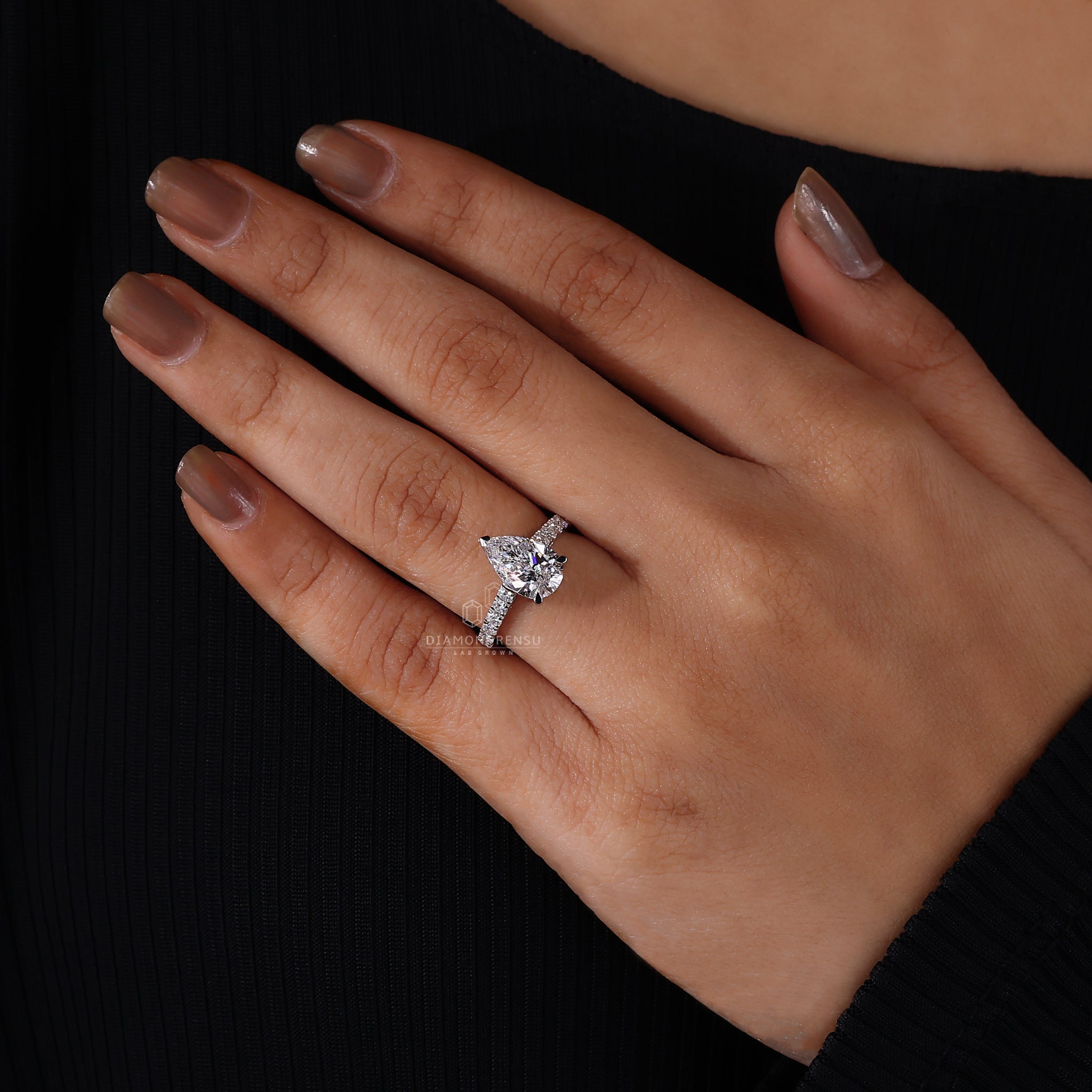 Claw prong setting used to accentuate the brilliance of the diamond.