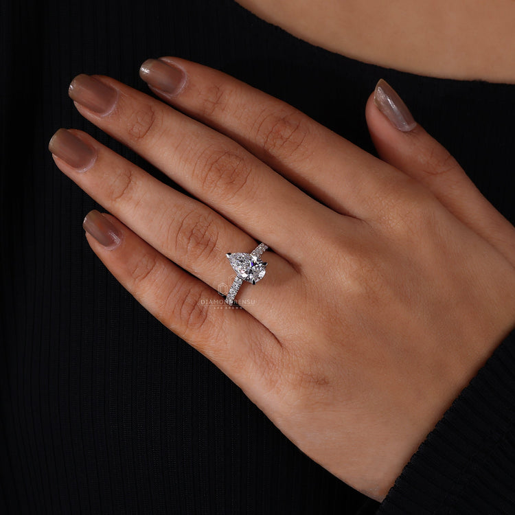 Claw prong setting used to accentuate the brilliance of the diamond.