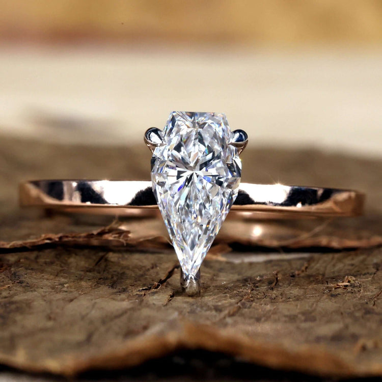 Solitaire engagement ring with a timeless design and sparkle