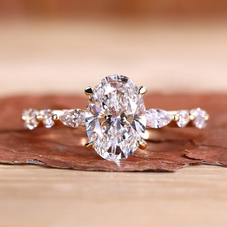 Oval diamond ring in yellow gold