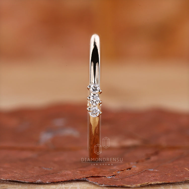 Diamondrensu UK three stone wedding band.
