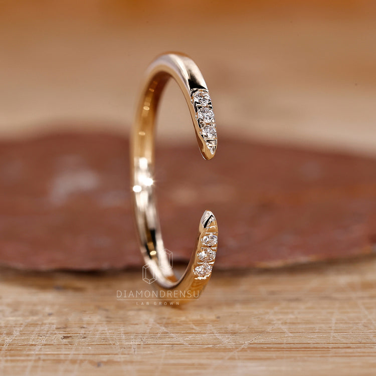 Round diamond wedding band with unique style