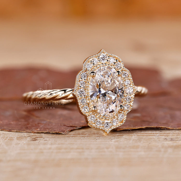 Twisted rope setting ring supports the halo and round diamond combination.