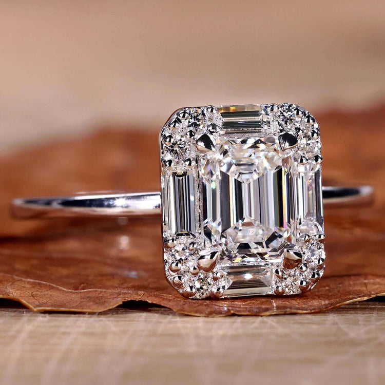 Emerald engagement ring with a classic white gold ring design, ideal for a timeless and elegant proposal.