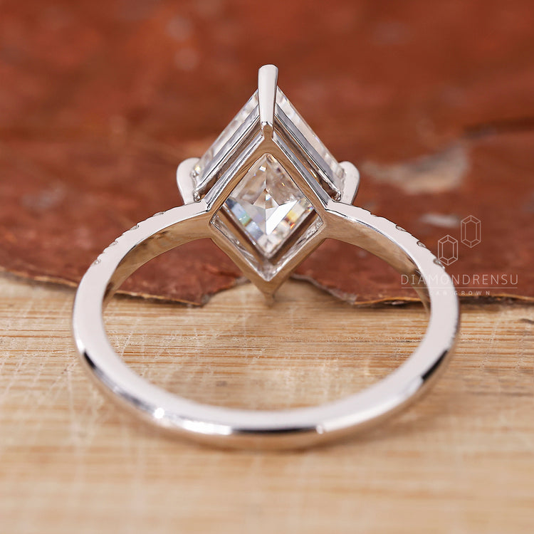 Round cut lab grown diamond set in white gold.