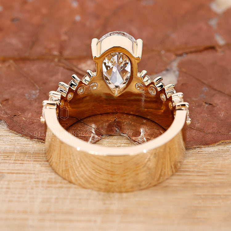 V prong ring on pear shaped ring diamond