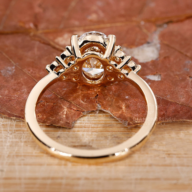 Oval diamond ring with prong setting