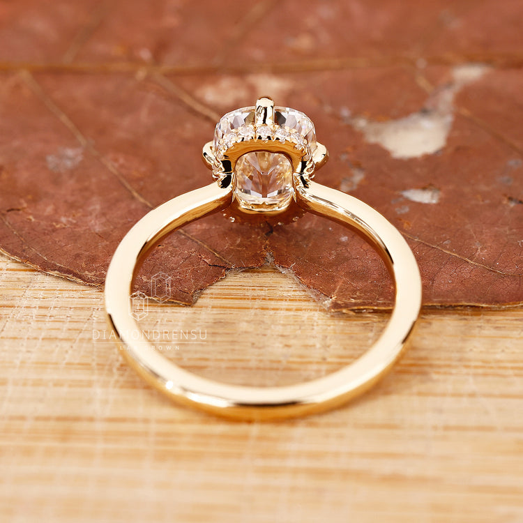 Custom engagement ring in round cut ring style