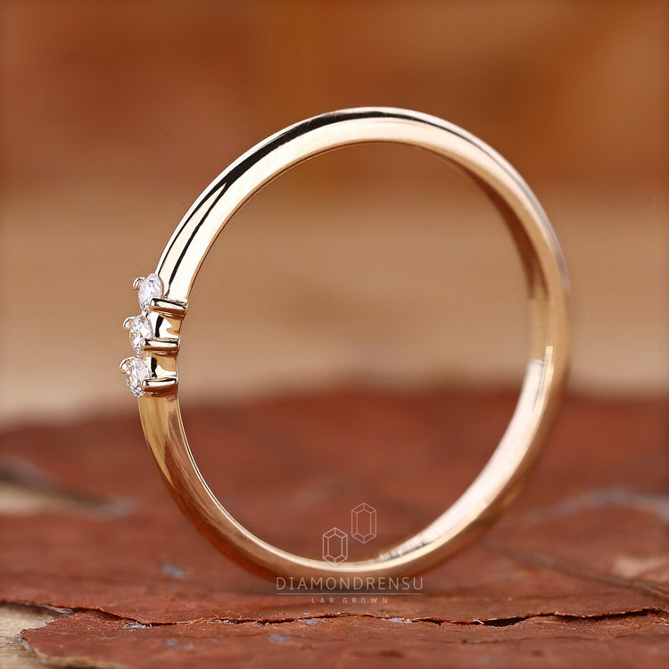 Wedding band UK in yellow gold.
