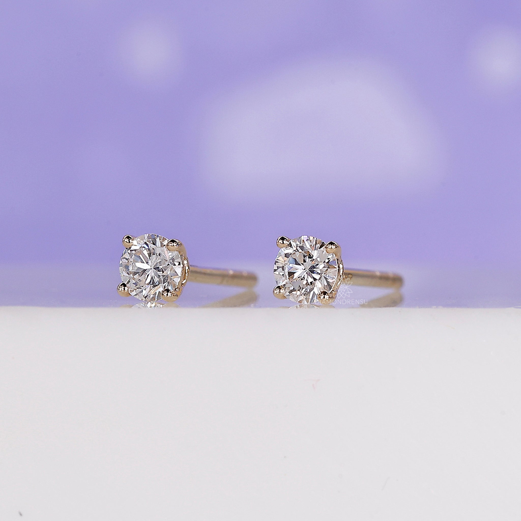 4 prong round diamond setting earrings.