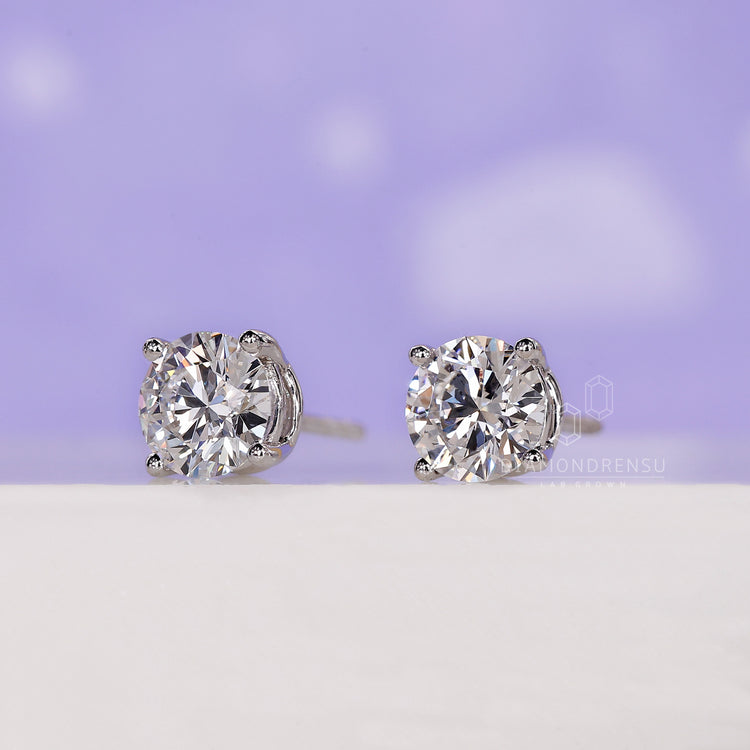 Minimalist stud earrings in white gold.