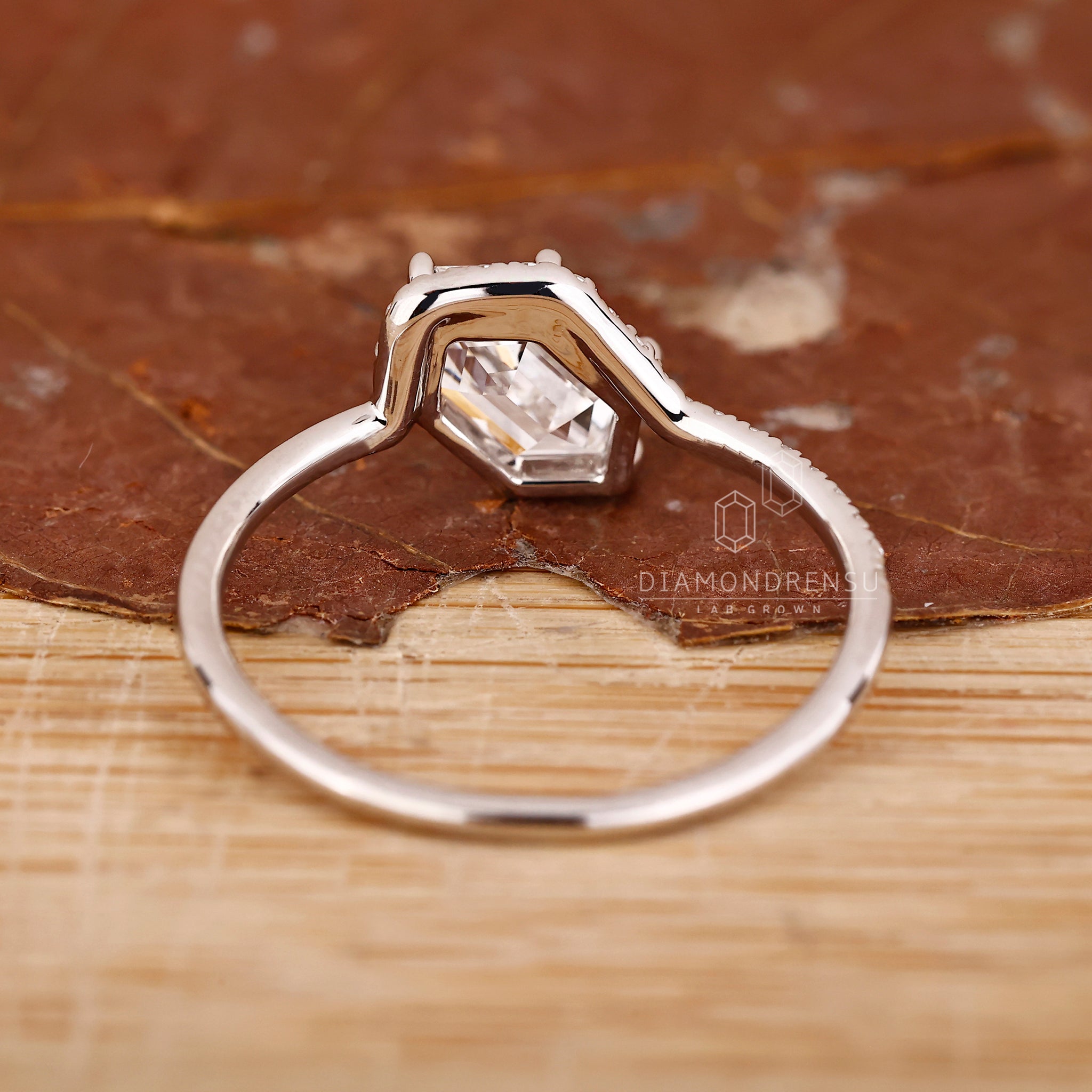 Unique nature motif diamond ring with cluster setting